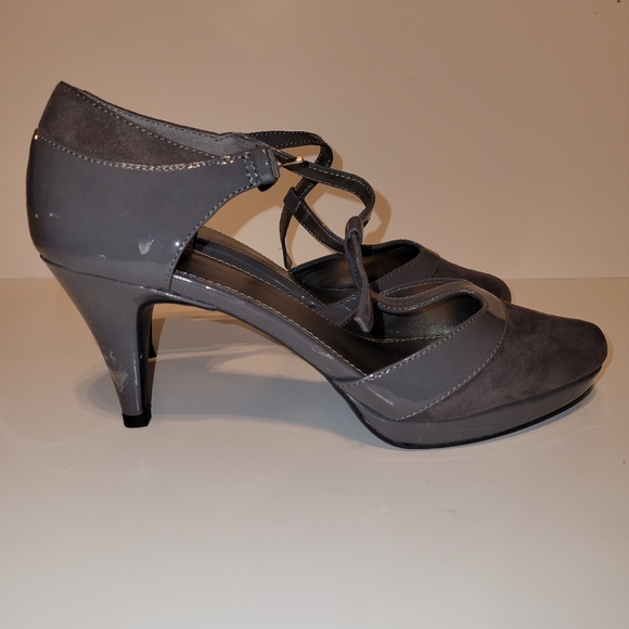 Bandolino gray heels size 8.5 m - Picture 7 of 12
